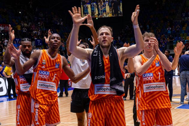 easyCredit Basketball Bundesliga BBL, Frankfurt am Main, Frankfurt Skyliners vs Ratiopharm Ulm, Süwag Energie Arena Frankfurt am Main 10 05 2026 easyCredit Basketball Bundesliga BBL, Frankfurt am Main, Germany 10 05 2026 The players of Ratiopharm Ulm after the won match, Basketball Bundesliga, Match of Frankfurt Skyliners vs Ratiopharm Ulm Süwag Energie Arena Frankfurt am Main Copyright: xBEAUTIFULxSPORTS Freudensteinx