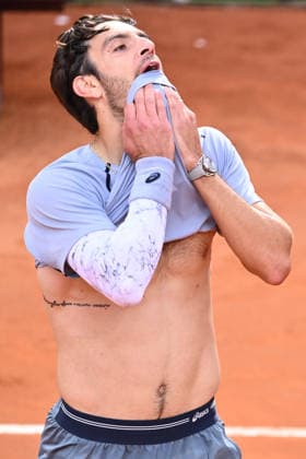 Internazionali BNL D Italia 2026 - Day Six Lorenzo Musetti of Italy celebrates his victory against Francisco Cerundolo of Argentina during the Internazionali BNL d Italia Day Six at Foro Italico in Rome, Italy, on May 10, 2026. Rome Italy Italy  Copyright: xDomenicoxCippitellix originalFilename:cippitelli-itainter260510_npbU8.jpg