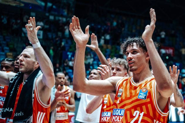Cheers, joy for Alec Anigbata ratiopharm Ulm, 21 GER, Skyliners Frankfurt vs ratiopharm Ulm, easyCredit BBL, Bundesliga, Matchday 34, 2025 2026 season 10 05 2026 Eibner Pressefoto Attila Ziga GER, Skyliners Frankfurt vs ratiopharm Ulm, easyCredit BBL, Bundesliga, Matchday 34, 2025 2026 season 10 05 2026 Frankfurt am Main Copyright: xEibner-Pressefotox EP_AZA