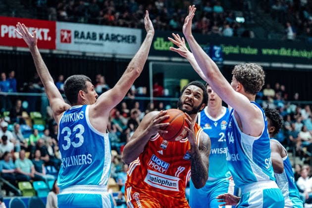 Ryan Hawkins Skyliners Frankfurt, 33 , Joel Soriano ratiopharm Ulm, 12 GER, Skyliners Frankfurt vs ratiopharm Ulm, easyCredit BBL, Bundesliga, Matchday 34, Season 2025 2026 10 05 2026 Eibner Pressefoto Attila Ziga GER, Skyliners Frankfurt vs ratiopharm Ulm, easyCredit BBL, Bundesliga, Matchday 34, Season 2025 2026 10 05 2026 Frankfurt am Main Copyright: xEibner-Pressefotox EP_AZA
