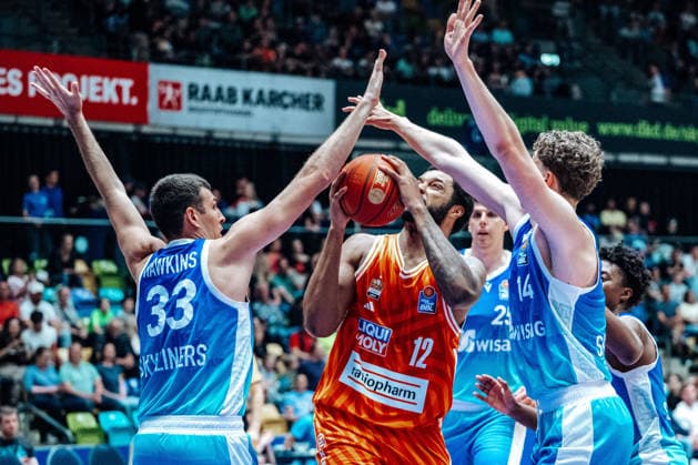 Ryan Hawkins Skyliners Frankfurt, 33 , Joel Soriano ratiopharm Ulm, 12 GER, Skyliners Frankfurt vs ratiopharm Ulm, easyCredit BBL, Bundesliga, Matchday 34, Season 2025 2026 10 05 2026 Eibner Pressefoto Attila Ziga GER, Skyliners Frankfurt vs ratiopharm Ulm, easyCredit BBL, Bundesliga, Matchday 34, Season 2025 2026 10 05 2026 Frankfurt am Main Copyright: xEibner-Pressefotox EP_AZA