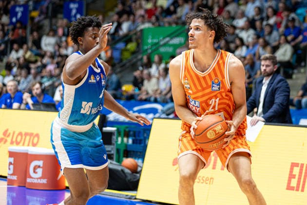 easyCredit Basketball Bundesliga BBL, Frankfurt am Main, Frankfurt Skyliners vs Ratiopharm Ulm, Süwag Energie Arena Frankfurt am Main 10 05 2026 easyCredit Basketball Bundesliga BBL, Frankfurt am Main, Germany 10 05 2026 Alec Anigbata Ratiopharm Ulm, 21 on the ball against Nahiem Alleyne Frankfurt Skyliners, 4 , Basketball Bundesliga, Game of Frankfurt Skyliners vs Ratiopharm Ulm Süwag Energie Arena Frankfurt am Main Copyright: xBEAUTIFULxSPORTS Freudensteinx