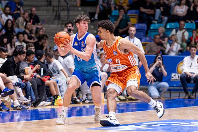 easyCredit Basketball Bundesliga BBL, Frankfurt am Main, Frankfurt Skyliners vs Ratiopharm Ulm, Süwag Energie Arena Frankfurt am Main 10 05 2026 easyCredit Basketball Bundesliga BBL, Frankfurt am Main, Germany 10 05 2026 Lukas Smazak Frankfurt Skyliners, 35 on the ball against Mark Smith Ratiopharm Ulm, 13 , Basketball Bundesliga, Game of Frankfurt Skyliners vs Ratiopharm Ulm Süwag Energie Arena Frankfurt am Main Copyright: xBEAUTIFULxSPORTS Freudensteinx