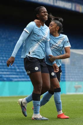 Chelsea gegen Man City Women 10. Mai 2026, London Adobe Women™s FA Cup, Halbfinale Chelsea gegen Manchester City Women Khadija Shaw von Manchester City feiert den Siegtreffer in der Verlängerung mit Kerolin Nicoli von Manchester City Foto Charlotte Wilson Offside London UK  Copyright: xCharlottexWilsonx xOffsidexOffside