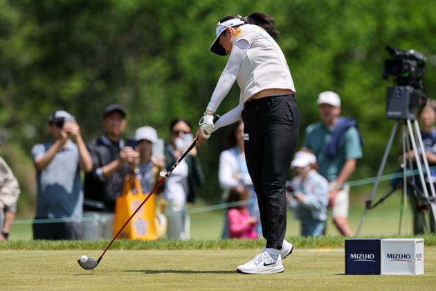 WEST CALDWELL, NJ - MAY 10: Atthaya Thitikul tees off at the eleventh tee during the final round of the Mizuho Americas Open on May 10, 2026 at Mountain Ridge Country Club in West Caldwell, New Jersey. (Photo by Andrew Mordzynski Icon Sportswire) GOLF: MAY 10 LPGA, Golf Damen Mizuho Americas Open EDITORIAL USE ONLY Icon2605107765620
