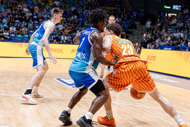 easyCredit Basketball Bundesliga BBL, Frankfurt am Main, Frankfurt Skyliners vs Ratiopharm Ulm, Süwag Energie Arena Frankfurt am Main 10 05 2026 easyCredit Basketball Bundesliga BBL, Frankfurt am Main, Germany 10 05 2026 Diego Garavaglia Ratiopharm Ulm, 23 on the ball against Isaiah Swope Frankfurt Skyliners, 1 , Basketball Bundesliga, Game of Frankfurt Skyliners vs Ratiopharm Ulm Süwag Energie Arena Frankfurt am Main Copyright: xBEAUTIFULxSPORTS Freudensteinx