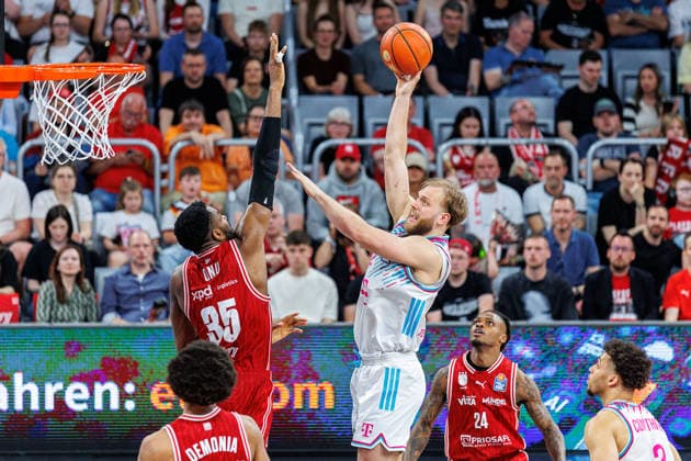 Ejiofor Onu BMA365 Bamberg Baskets, 35 , Melvin Jostmann Telekom Baskets Bonn, 12 , BMA365 Bamberg Baskets vs Telekom Baskets Bonn, Basketball, easyCredit BBL, Matchday 34, 10 05 2026 BMA365 Bamberg Baskets vs Telekom Baskets Bonn, Basketball, easyCredit BBL, Matchday 34, 10 05 2026 Bamberg Copyright: xEibner-Pressefoto G.xSantemizx EP_EER