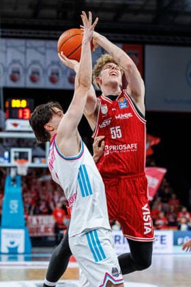 Kenan Reinhart Telekom Baskets Bonn, 08 , Nico Hoellerl BMA365 Bamberg Baskets, 55 , BMA365 Bamberg Baskets vs Telekom Baskets Bonn, Basketball, easyCredit BBL, Matchday 34, 10 05 2026 BMA365 Bamberg Baskets vs Telekom Baskets Bonn, Basketball, easyCredit BBL, Matchday 34, 10 05 2026 Bamberg Copyright: xEibner-Pressefoto G.xSantemizx EP_EER