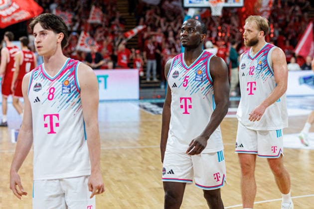 Kenan Reinhart Telekom Baskets Bonn, 08 , Tylan Birts Telekom Baskets Bonn, 05 , Melvin Jostmann Telekom Baskets Bonn, 12 , end of game, disappointed, disappointment, negative emotions, negative emotion, BMA365 Bamberg Baskets vs Telekom Baskets Bonn, Basketball, easyCredit BBL, Matchday 34, 10 05 2026 BMA365 Bamberg Baskets vs Telekom Baskets Bonn, Basketball, easyCredit BBL, Matchday 34, 10 05 2026 Bamberg Copyright: xEibner-Pressefoto G.xSantemizx EP_EER