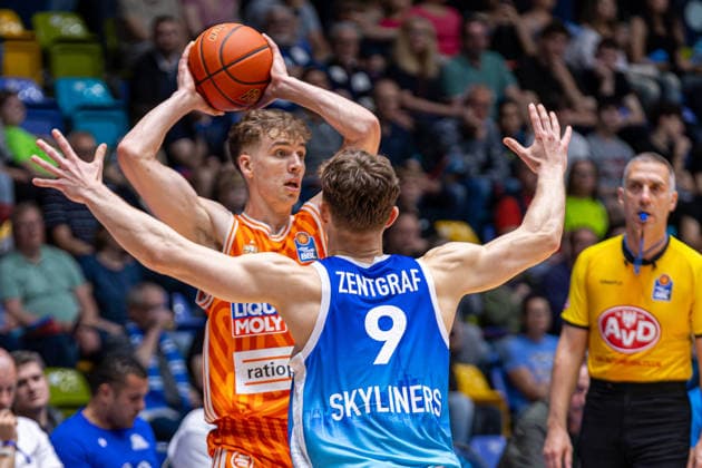 easyCredit Basketball Bundesliga BBL, Frankfurt am Main, Frankfurt Skyliners vs Ratiopharm Ulm, Süwag Energie Arena Frankfurt am Main 10 05 2026 easyCredit Basketball Bundesliga BBL, Frankfurt am Main, Germany 10 05 2026 Ratiopharm Ulm in possession of the ball against Leif Zentgraf Frankfurt Skyliners, 9 , Basketball Bundesliga, Game of Frankfurt Skyliners vs Ratiopharm Ulm Süwag Energie Arena Frankfurt am Main Copyright: xBEAUTIFULxSPORTS Freudensteinx