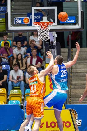 easyCredit Basketball Bundesliga BBL, Frankfurt am Main, Frankfurt Skyliners vs Ratiopharm Ulm, Süwag Energie Arena Frankfurt am Main 10 05 2026 easyCredit Basketball Bundesliga BBL, Frankfurt am Main, Germany 10 05 2026 Christian Sengfelder Ratiopharm Ulm, 43 vs Jacob Knauf Frankfurt Skyliners, 25 , Basketball Bundesliga, Match of Frankfurt Skyliners vs Ratiopharm Ulm Süwag Energie Arena Frankfurt am Main Copyright: xBEAUTIFULxSPORTS Freudensteinx