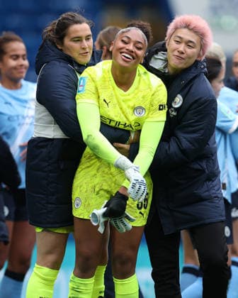Chelsea gegen Man City Women 10. Mai 2026, London Adobe Women™s FA Cup, Halbfinale Chelsea gegen Manchester City Women Manchester City-Torhüterin Khiara Keating wird von ihren Teamkolleginnen bei der Siegesfeier umringt Foto Charlotte Wilson Offside London UK  Copyright: xCharlottexWilsonx xOffsidexOffside