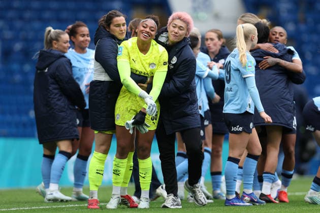 Chelsea gegen Man City Women 10. Mai 2026, London Adobe Women™s FA Cup, Halbfinale Chelsea gegen Manchester City Women Manchester City-Torhüterin Khiara Keating wird von ihren Teamkolleginnen bei der Siegesfeier umringt Foto Charlotte Wilson Offside London UK  Copyright: xCharlottexWilsonx xOffsidexOffside