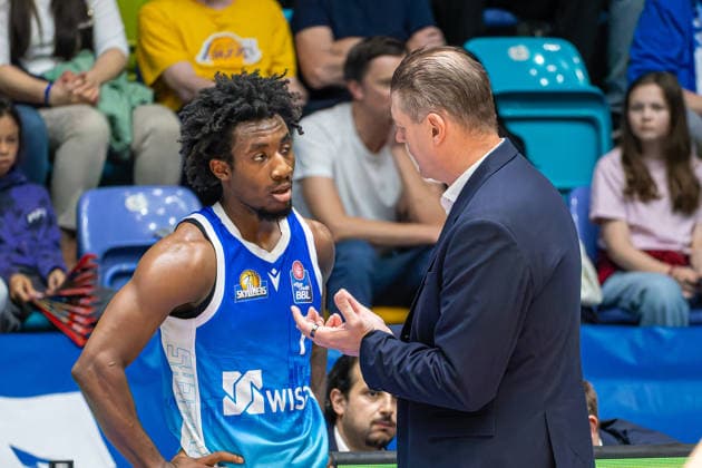 easyCredit Basketball Bundesliga BBL, Frankfurt am Main, Frankfurt Skyliners vs Ratiopharm Ulm, Süwag Energie Arena Frankfurt am Main 10 05 2026 easyCredit Basketball Bundesliga BBL, Frankfurt am Main, Germany 10 05 2026 Isaiah Swope Frankfurt Skyliners, 1 in conversation with Klaus Perwas Headcoach Frankfurt Skyliners , Basketball Bundesliga, Game of Frankfurt Skyliners vs Ratiopharm Ulm Süwag Energie Arena Frankfurt am Main Copyright: xBEAUTIFULxSPORTS Freudensteinx