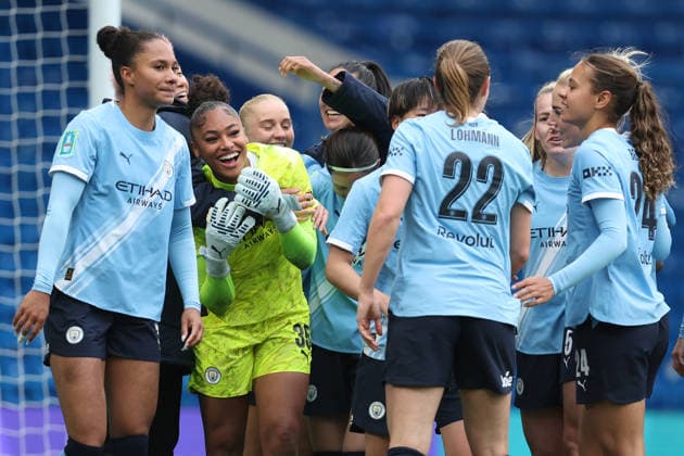 Chelsea gegen Man City Women 10. Mai 2026, London Adobe Women™s FA Cup, Halbfinale Chelsea gegen Manchester City Women Manchester City-Torhüterin Khiara Keating wird von ihren Teamkolleginnen bei der Siegesfeier umringt Foto Charlotte Wilson Offside London UK  Copyright: xCharlottexWilsonx xOffsidexOffside