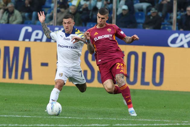 May 10, 2026, Parma: AS Roma s Gianluca Mancini battle for the ball with Parma Calcio s Gabriel Strefezza during the italian soccer, Serie A match between Parma Calcio vs AS Roma on May 10, 2026 at the Ennio Tardini stadium in Parma (PR), Italy. ANSA . Soccer: Serie A; Parma Vs Roma  - ZUMAa110 20260510_zaf_a110_066 Copyright: xDavidexCasentinix