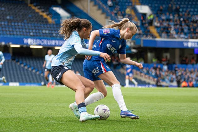 Iman Beney (24 Manchester City) and Aggie Beever-Jones (33 Chelsea) in action during the Adobe Women?s FA Cup Semi-Final match between Chelsea and Manchester City (Photo by Emily Bittarello SPP). Copyright: xEmilyxBittarellox xSPPx Sportspressphoto_SPR144112