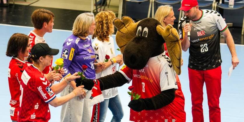 Handball in Essen FOR EDITORIAL PURPOSES ONLY EDITORIAL USE ONLY p The mothers are honored with a flower The match between TUSEM Essen and HSC 2000 Coburg ended on 10 05 2026 at the Sporthalle Am Hallo, Ernestinenstraße 57 with 37 28 Michael Gohl FUNKE Foto Services p Sport Deutschland Nordrhein Westfalen Essen Copyright MichaelxGohl Copyright: MichaelxGohl doc85sdzsefejp1m1ui38lr ,EDITORIAL USE ONLY Copyright: MichaelxGohl