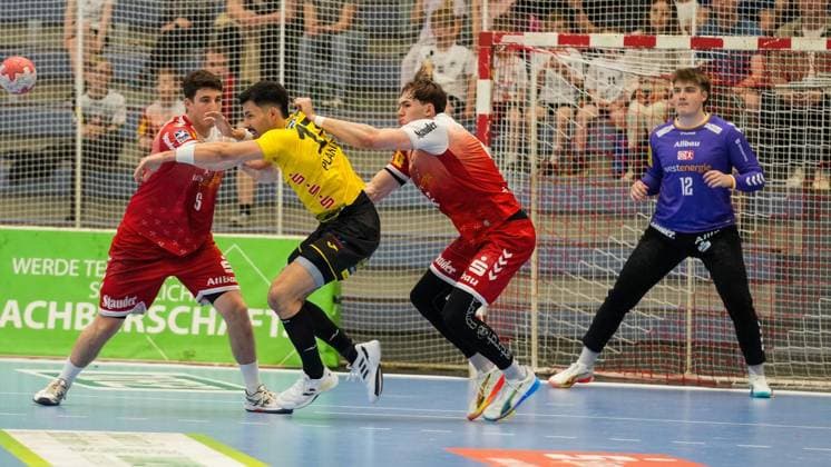 Handball in Essen FOR EDITORIAL PURPOSES ONLY EDITORIAL USE ONLY p Valentin Willner and Tom Wolf from TUSEM Essen before the match against Nejc Planinsek from HSC 2000 Coburg The match between TUSEM Essen and HSC 2000 Coburg ended on 10 05 2026 at the Sporthalle Am Hallo, Ernestinenstraße 57 with 37 28 Michael Gohl FUNKE Foto Services p Sport Deutschland Nordrhein Westfalen Essen Copyright MichaelxGohl Copyright: MichaelxGohl doc85sdzsj7yk896xtn83b ,EDITORIAL USE ONLY Copyright: MichaelxGohl