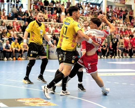 Handball in Essen FOR EDITORIAL PURPOSES ONLY EDITORIAL USE ONLY p Nils Homscheid from TUSEM Essen before the match against Nejc Planinsek from HSC 2000 Coburg The match between TUSEM Essen and HSC 2000 Coburg ended on 10 05 2026 in the Sporthalle Am Hallo, Ernestinenstraße 57 with 37 28 Michael Gohl FUNKE Foto Services p Sport Deutschland Nordrhein Westfalen Essen Copyright MichaelxGohl Copyright: MichaelxGohl doc85sdzsnupsy16cablq5q ,EDITORIAL USE ONLY Copyright: MichaelxGohl