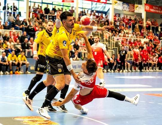 Handball in Essen FOR EDITORIAL PURPOSES ONLY EDITORIAL USE ONLY p Nils Homscheid from TUSEM Essen before the match against Nejc Planinsek from HSC 2000 Coburg The match between TUSEM Essen and HSC 2000 Coburg ended on 10 05 2026 in the Sporthalle Am Hallo, Ernestinenstraße 57 with 37 28 Michael Gohl FUNKE Foto Services p Sport Deutschland Nordrhein Westfalen Essen Copyright MichaelxGohl Copyright: MichaelxGohl doc85sdzsw4im1nxoskq3n ,EDITORIAL USE ONLY Copyright: MichaelxGohl