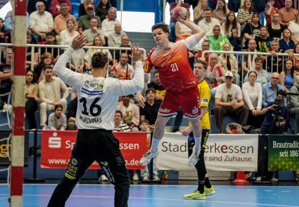 Handball in Essen FOR EDITORIAL PURPOSES ONLY EDITORIAL USE ONLY p Felix Eißing of TUSEM Essen before the match against Petros Boukovinas of HSC 2000 Coburg The match between TUSEM Essen and HSC 2000 Coburg ended on 10 05 2026 in the Sporthalle Am Hallo, Ernestinenstraße 57 with 37 28 Michael Gohl FUNKE Foto Services p Sport Deutschland Nordrhein Westfalen Essen Copyright MichaelxGohl Copyright: MichaelxGohl doc85sdzt0ohaa7w0laqat ,EDITORIAL USE ONLY Copyright: MichaelxGohl