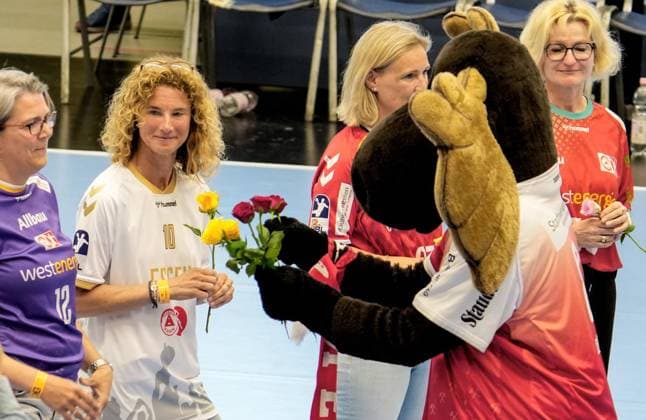 Handball in Essen FOR EDITORIAL PURPOSES ONLY EDITORIAL USE ONLY p The mothers are honored with a flower The match between TUSEM Essen and HSC 2000 Coburg ended on 10 05 2026 at the Sporthalle Am Hallo, Ernestinenstraße 57 with 37 28 Michael Gohl FUNKE Foto Services p Sport Deutschland Nordrhein Westfalen Essen Copyright MichaelxGohl Copyright: MichaelxGohl doc85sdzt5x05t16if8v7zg ,EDITORIAL USE ONLY Copyright: MichaelxGohl