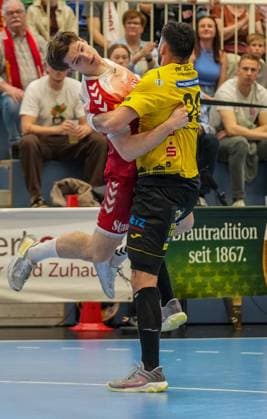 Handball in Essen FOR EDITORIAL PURPOSES ONLY EDITORIAL USE ONLY p Felix Eißing from TUSEM Essen before the match against Tin Kontrec from HSC 2000 Coburg The match between TUSEM Essen and HSC 2000 Coburg ended on 10 05 2026 at the Sporthalle Am Hallo, Ernestinenstraße 57 with 37 28 Michael Gohl FUNKE Foto Services p Sport Deutschland Nordrhein Westfalen Essen Copyright MichaelxGohl Copyright: MichaelxGohl doc85sdzusi1sougzmr7zg ,EDITORIAL USE ONLY Copyright: MichaelxGohl