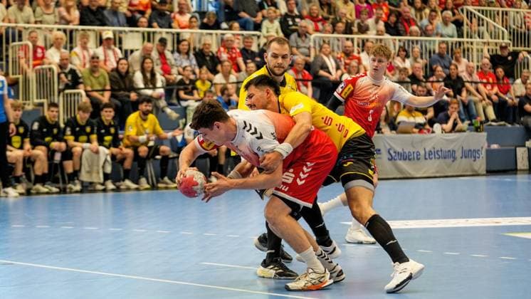 Handball in Essen FOR EDITORIAL PURPOSES ONLY EDITORIAL USE ONLY p Valentin Willner from TUSEM Essen before the match against Nejc Planinsek from HSC 2000 Coburg The match between TUSEM Essen and HSC 2000 Coburg ended on 10 05 2026 in the Sporthalle Am Hallo, Ernestinenstraße 57 with 37 28 Michael Gohl FUNKE Foto Services p Sport Deutschland Nordrhein Westfalen Essen Copyright MichaelxGohl Copyright: MichaelxGohl doc85sdzutt4ib1k1atlccu ,EDITORIAL USE ONLY Copyright: MichaelxGohl