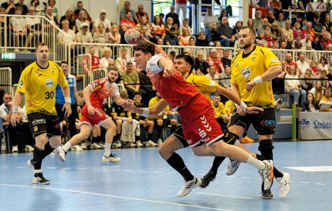 Handball in Essen FOR EDITORIAL PURPOSES ONLY EDITORIAL USE ONLY p Valentin Willner from TUSEM Essen before the match against Nejc Planinsek from HSC 2000 Coburg The match between TUSEM Essen and HSC 2000 Coburg ended on 10 05 2026 in the Sporthalle Am Hallo, Ernestinenstraße 57 with 37 28 Michael Gohl FUNKE Foto Services p Sport Deutschland Nordrhein Westfalen Essen Copyright MichaelxGohl Copyright: MichaelxGohl doc85sdzv28aqs1enj6q4i ,EDITORIAL USE ONLY Copyright: MichaelxGohl