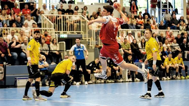 Handball in Essen FOR EDITORIAL PURPOSES ONLY EDITORIAL USE ONLY p Valentin Willner from TUSEM Essen before the match against HSC 2000 Coburg The match between TUSEM Essen and HSC 2000 Coburg ended on 10 05 2026 at the Sporthalle Am Hallo, Ernestinenstraße 57 with 37 28 Michael Gohl FUNKE Foto Services p Sport Deutschland Nordrhein Westfalen Essen Copyright MichaelxGohl Copyright: MichaelxGohl doc85sdzv9uruqmj3au81k ,EDITORIAL USE ONLY Copyright: MichaelxGohl
