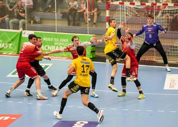 Handball in Essen FOR EDITORIAL PURPOSES ONLY EDITORIAL USE ONLY p Valentin Willner, Tom Wolf and Max Neuhaus from TUSEM Essen before the match against HSC 2000 Coburg The match between TUSEM Essen and HSC 2000 Coburg ended on 10 05 2026 in the Sporthalle Am Hallo, Ernestinenstraße 57 with 37 28 Michael Gohl FUNKE Foto Services p Sport Deutschland Nordrhein Westfalen Essen Copyright MichaelxGohl Copyright: MichaelxGohl doc85sdzvgmiw6224o8cgf ,EDITORIAL USE ONLY Copyright: MichaelxGohl