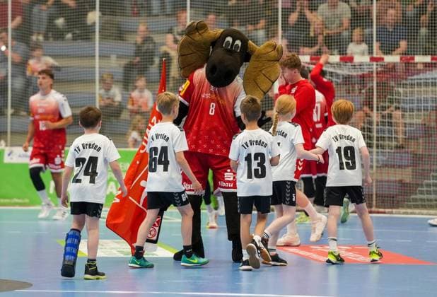 Handball in Essen FOR EDITORIAL PURPOSES ONLY EDITORIAL USE ONLY p Run-in children at the match between TUSEM Essen and HSC 2000 Coburg The match between TUSEM Essen and HSC 2000 Coburg ended on 10 05 2026 at the Sporthalle Am Hallo, Ernestinenstraße 57 with 37 28 Michael Gohl FUNKE Foto Services p Sport Deutschland Nordrhein Westfalen Essen Copyright MichaelxGohl Copyright: MichaelxGohl doc85sdzrhmkl4ems9n81k ,EDITORIAL USE ONLY Copyright: MichaelxGohl