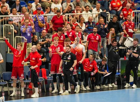 Handball in Essen FOR EDITORIAL PURPOSES ONLY EDITORIAL USE ONLY p The reserve bench celebrates a goal against HSC 2000 Coburg The match between TUSEM Essen and HSC 2000 Coburg ended on 10 05 2026 at the Sporthalle Am Hallo, Ernestinenstraße 57 with 37 28 Michael Gohl FUNKE Foto Services p Sport Deutschland Nordrhein Westfalen Essen Copyright MichaelxGohl Copyright: MichaelxGohl doc85se0i94ydy1as7p9q45 ,EDITORIAL USE ONLY Copyright: MichaelxGohl