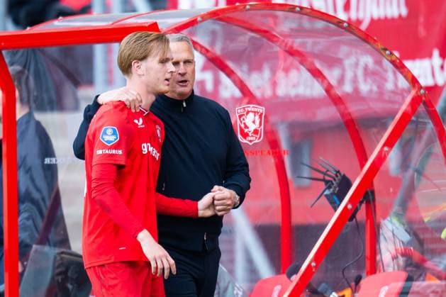 ENSCHEDE , 10-05-2026 , Stadium Grolsch Veste , season 2025 2026 , Dutch Eredivisie football , match between FC Twente and Sparta Rotterdam , picture shows player substitution of FC Twente player Mats Rots FC Twente coach John van den Brom Twente - Sparta  x203599102x Copyright: