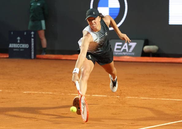 May 10, 2026, Rome, Lazio, Italy: IGA SWIATEK of Poland during the match against E. Cocciaretto of Italy in the third round of tennis tournament WTA, Tennis Damen 1000 Internazionali BNL DÃ¢â‚¬â ¢Italia, Rome, Italy. Swiatek won 6:1, 6:0 Rome Italy - ZUMAc278 20260510_zsp_c278_027 Copyright: xMarcinxCholewinskix