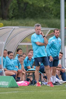 10 05 2026, Football, 2 Womens Bundesliga, 2025 2026, Matchday 25, SG 99 Andernach SC Sand Head coach Alexander Fischinger Sand looks skeptical during the match Even the substitutes are not yet convinced Andernach Stadium Rhineland-Palatinate Germany