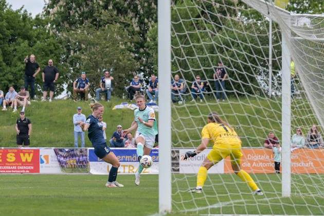 10 05 2026, Soccer, 2 Womens Bundesliga, 2025 2026, 25 Matchday, SG 99 Andernach SC Sand Carolin Schraa 7 Andernach shoots on goal Milena Fischer 6 Sand comes too late Andernach Stadium Rhineland-Palatinate Germany