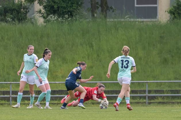 10 05 2026, Football, 2 Womens Bundesliga, 2025 2026, Matchday 25, SG 99 Andernach SC Sand Lisa Krupp red shirt Andernach pounces on the ball and prevents Kim Schneider 8 Sand from getting the ball Andernach Stadion Rheinland Pfalz Germany