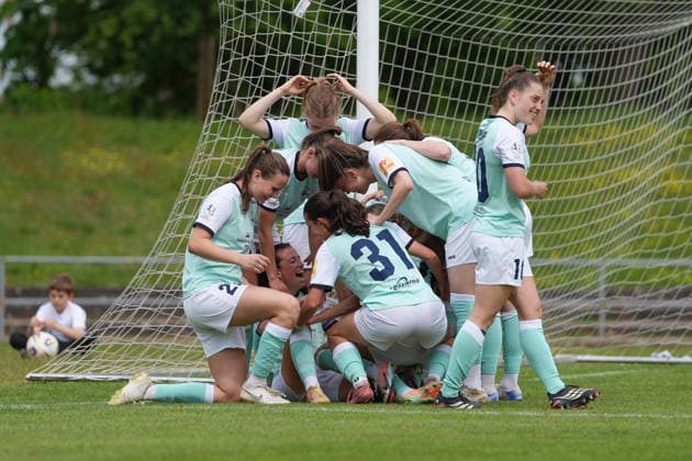 10 05 2026, Football, 2 Womens Bundesliga, 2025 2026, Matchday 25, SG 99 Andernach SC Sand Lisa Kossmann Andernach sits on the floor and cheers after her spectacular diving header Her teammates are happy with her Its her last home game Andernach Stadium Rhineland-Palatinate Germany