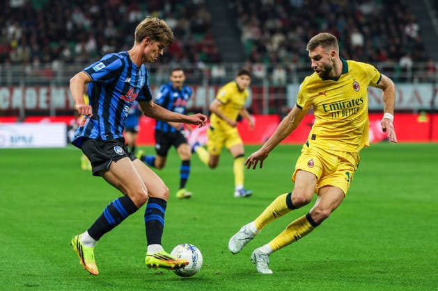 AC Milan vs Atalanta BC Serie A 2025 26 10 05 2026 Charles De Ketelaere of Atalanta BC competes for the ball with Strahinja Pavlovic of AC Milan during Serie A 2025 26 football match between AC Milan and Atalanta BC at San Siro Stadium in Milan, Italy Copyright: xBEAUTIFULxSPORTS Carabellix