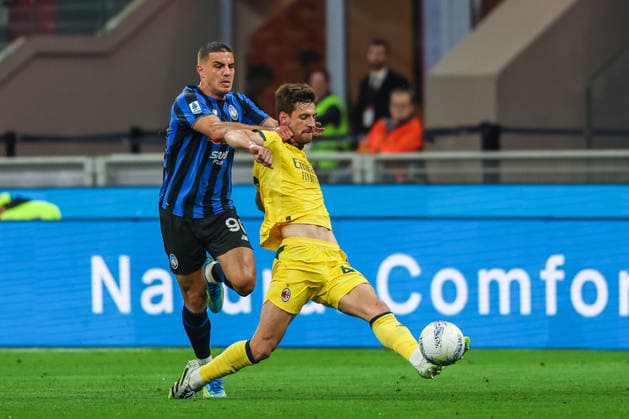 AC Milan vs Atalanta BC Serie A 2025 26 10 05 2026 Matteo Gabbia of AC Milan competes for the ball with Nikola Krstovic of Atalanta BC during Serie A 2025 26 football match between AC Milan and Atalanta BC at San Siro Stadium in Milan, Italy Copyright: xBEAUTIFULxSPORTS Carabellix