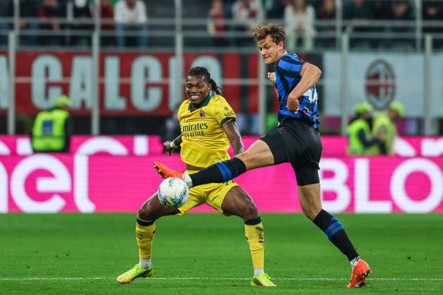AC Milan vs Atalanta BC Serie A 2025 26 10 05 2026 Giorgio Scalvini of Atalanta BC competes for the ball with Rafael Leao of AC Milan during Serie A 2025 26 football match between AC Milan and Atalanta BC at San Siro Stadium in Milan, Italy Copyright: xBEAUTIFULxSPORTS Carabellix