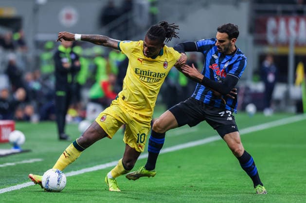 AC Milan vs Atalanta BC Serie A 2025 26 10 05 2026 Rafael Leao of AC Milan competes for the ball with Davide Zappacosta of Atalanta BC during Serie A 2025 26 football match between AC Milan and Atalanta BC at San Siro Stadium in Milan, Italy Copyright: xBEAUTIFULxSPORTS Carabellix