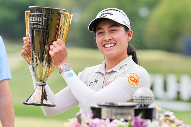 WEST CALDWELL, NJ - MAY 10: Atthaya Thitikul of Thailand celebrates with the Mizuho Americas Open trophy after winning the Mizuho Americas Open on May 10, 2026 at Mountain Ridge Country Club in West Caldwell, New Jersey. (Photo by Andrew Mordzynski Icon Sportswire) GOLF: MAY 10 LPGA, Golf Damen Mizuho Americas Open EDITORIAL USE ONLY Icon2605107775223