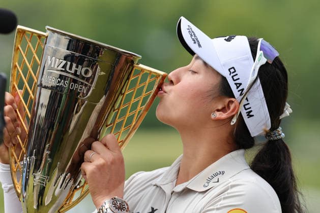 WEST CALDWELL, NJ - MAY 10: Atthaya Thitikul of Thailand celebrates with the Mizuho Americas Open trophy after winning the Mizuho Americas Open on May 10, 2026 at Mountain Ridge Country Club in West Caldwell, New Jersey. (Photo by Andrew Mordzynski Icon Sportswire) GOLF: MAY 10 LPGA, Golf Damen Mizuho Americas Open EDITORIAL USE ONLY Icon2605107775226