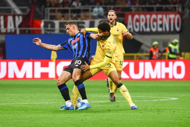 AC Milan V Atalanta BC - Serie A Nikola Krstovic and Koni De Winter are in action during the Serie A match between AC Milan and Atalanta BC at Giuseppe Meazza in Milan, Italy, on May 10, 2026. Milano Italy  Copyright: xMairoxCinquettix originalFilename:cinquetti-acmilanv260510_nprio.jpg