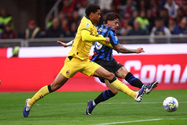 Nicola Zalewski (Atalanta Bc) und Koni De Winter (Ac Milan) battle for the ball, Serie A, AC Milan v Atalanta BC, Giuseppe Meazza, May 10, 2026, Milan, Italy.