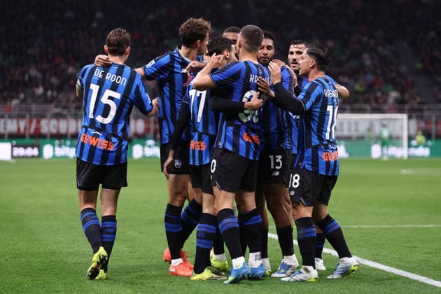 Davide Zappacosta (Atalanta Bc) celebrates after scoring his team s second goal with team mates, Serie A, AC Milan v Atalanta BC, Giuseppe Meazza, May 10, 2026, Milan, Italy.