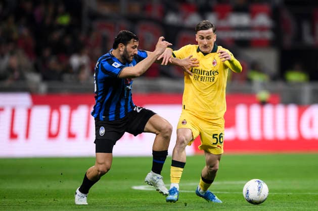 AC Milan v Atalanta BC - Serie A Alexis Saelemaekers of AC Milan competes for the ball with Sead Kolasinac of Atalanta BC during the Serie A football match between AC Milan and Atalanta BC. Milan Italy Copyright: xNicolòxCampox
